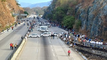 Vacacionistas se quedan varados en la autopista del Sol, tras bloqueo total en ambos sentidos hoy 2 de febrero del 2026.