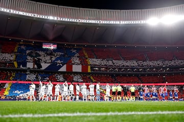 Formación de los equipos del Atlético de Madrid y Real Madrid en el centro del campo.