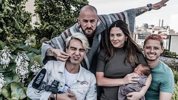 El futbolista mexicano Javier Hernández 'Chicharito' con su mujer, la modelo e influencer australiana Sarah Kohan, su hijo Noah, y sus amigos, Diego Dreyfus y Niccolo de Zambiasi en una foto de su canal de Youtube 'Naked Humans'.