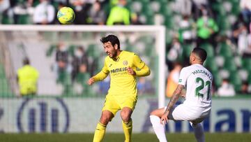 ELCHE, SPAIN - JANUARY 16: Daniel Parejo of Villarreal CF is challenged by Omar Mascarell of Elche during the LaLiga Santander match between Elche CF and Villarreal CF at Estadio Manuel Martinez Valero on January 16, 2022 in Elche, Spain. (Photo by Aitor