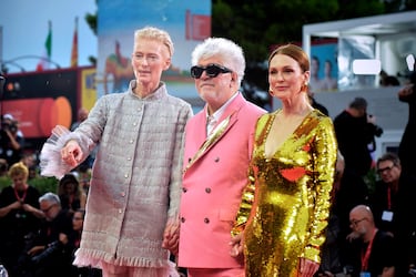 El director de cine Pedro Almodóvar y  las actrices, Tilda Swinton (i) y Juliane Moore (d), durante el Festival Internacional de Cine de Venecia celebrado en el Lido de Venecia.
