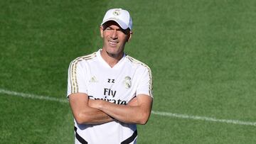 Real Madrid's French coach Zinedine Zidane takes part in a training session at Real Madrid's sport city in Madrid on August 16, 2019. (Photo by JAVIER SORIANO / AFP)