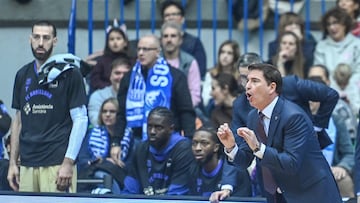 Xavi Pascual da órdenes durante el Recoletas Salud San Pablo Burgos-Barça de la 16ª jornada de la Liga Endesa.