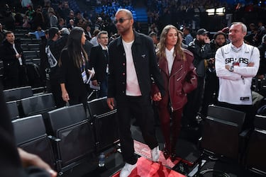 Tony Parker llegando a la pista con su pareja la actriz francesa Agathe Teyssier.