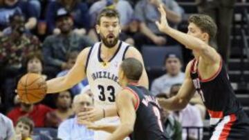 Marc Gasol llevarse controlada la bola ante dos rivales esta pasada madrugada.