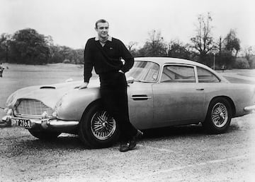 El mítico Aston Martin DB5 aparece por primera vez en la tercera entrega de la saga a los mandos del agente del MI6 protagonizado por Sean Connery en 1964. 