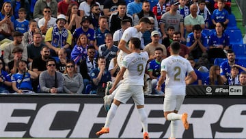 GETAFE (ESPAÑA), 20/05/2023.- Lucas Boyé (c) del Elche celebra un gol ante el Getafe este sábado, durante un partido de LaLiga, entre el Getafe y el Elche, en el Coliseum Alfonso Pérez de Getafe, Madrid (España). EFE/ Fernando Alvarado