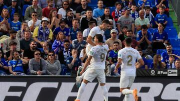GETAFE (ESPAÑA), 20/05/2023.- Lucas Boyé (c) del Elche celebra un gol ante el Getafe este sábado, durante un partido de LaLiga, entre el Getafe y el Elche, en el Coliseum Alfonso Pérez de Getafe, Madrid (España). EFE/ Fernando Alvarado