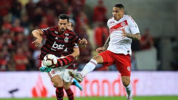 RIO DE JANEIRO, BRAZIL - AUGUST 21: Pablo Mari (L) of Flamengo struggles for the ball with Paolo Guerrero of Internacional during a match between Flamengo and Internacional as part of Copa CONMEBOL Libertadores 2019 at Maracana Stadium on August 21, 2019 