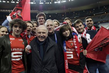 Es el caso de la familia Pinault. Con un patrimonio cercano a los 43.000 millones de euros, esta familia francesa, dueña de marcas de lujo como Gucci, Balenciaga, Yves Saint Laurent, así como la televisión TF-1 y los grandes almacenes La Redoute, es dueña del Stade Rennes, club que adquirieron en 1998. Apenas han ganado una Copa de Francia desde entonces, pero no planean deshacerse del conjunto francés. François Pinault, marido de la actriz Selma Hayek, es el encargado de dirigir todo el entramado empresarial y de manejar el equipo francés.