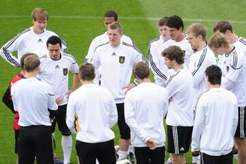 Alemania y Uruguay disputarían la final de consolación: el partido por el tercer y cuarto puesto. En un ambiente completamente relajado, los alemanes iban a disputar su quinto encuentro por el bronce: de las cuatro veces anteriores, ganó tres y perdió otro (en 1958 ante Francia, 6-3). Además, los uruguayos sólo habían ganado una vez a los alemanes, en los Juegos Olímpicos de 1928. Entonces ganaron 4-1 a los germanos…