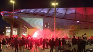 Bengalas, tambores y muchos c¨¢nticos: as¨ª se vivieron los goles a las puertas del Wanda