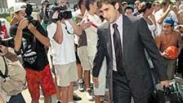 <b>MENOS PRESIÓN. </b>Luis quiere aislar a Raúl, que se incorporó ayer, de la presión a la que se ve sometido por su mala racha goleadora.