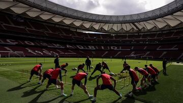 Los jugadores del Atlético se entrenan en el Metropolitano.