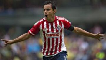 Omar Bravo festeja uno de sus dos tantos frente al Am&eacute;rica en el Estadio Azteca.