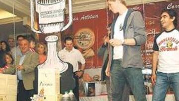 <b>MUCHO CARIÑO. </b>Torres e Ibagaza se llevaron 19 cajas de vino, 18 quesos, 18 litros de aceite y 8 jamones. La peña Corraleña se volcó con los jugadores y éstos dieron la cara.