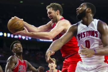 Pau Gasol pelea un rebote con Andre Drummond.