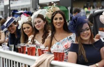 Grand National: Ladies' Day elegance from Aintree