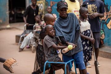 El fot車grafo de AFP, Badru Katumba, ha realizado un reportaje visual sobre c車mo son las condiciones de los m芍s j車venes aficionados al b谷isbol en Gayaza, ciudad en el distrito de Wakiso en la regi車n de Buganda en Uganda.