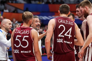 Luca Banchi habla con los jugadores letones durante el encuentro ante España de la segunda fase del Mundial 2023.
