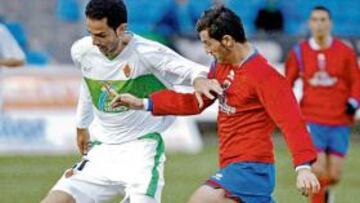 <b>DECISIVO. </b>Miguel, autor del tanto del Elche, protege el balón ante la presencia de Nagore.