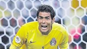 <b>GARRA. </b>Oswaldo Sánchez se ha ganado la titularidad con su selección.