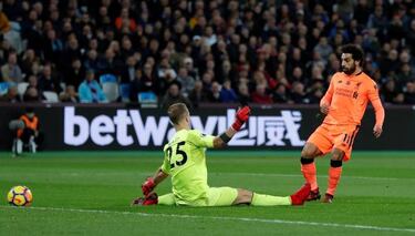 Mignolet sings praises of "down-to-earth superstar" Mo Salah: “He’s a team worker”