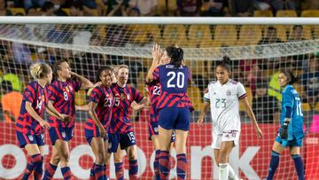 AME2724. MONTERREY (MÉXICO), 11/07/2022.- Jugadoras de la selección femenil de Estados Unidos festejan una anotación ante la selección de México hoy, en un juego del Campeonato Concacaf W 2022, en el estadio Universitario de La Universidad Autónoma de Nuevo León BBVA, en Monterrey (México). EFE/ Miguel Sierra
