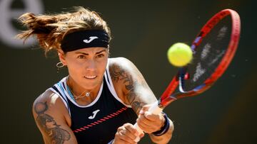 La tenista española Aliona Bolsova devuelve una bola durante su partido ante Anna Bondar en el  WTA Ladies Open de Lausana.