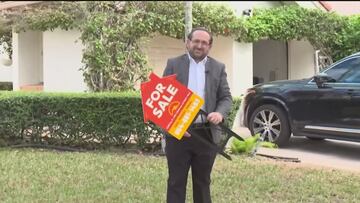 Robert Levine frente a la casa que vendió con la ayuda de la inteligencia artificial.