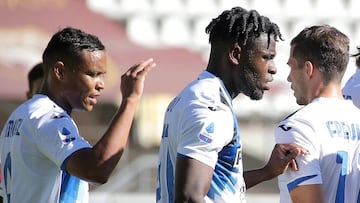 Luis Muriel y Duván Zapata celebrando un gol con Atalanta.