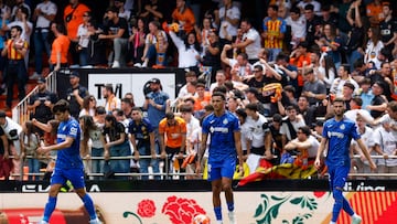Los jugadores del Getafe en el partido ante el Valencia.