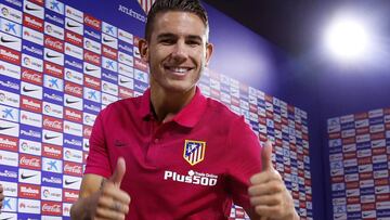 Lucas saliendo de la sala de prensa del Atlético