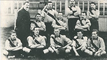 El Club Brujas fue fundado en 1891 por estudiantes de secundaria en la ciudad de Brujas. Un año después, en 1892, una parte de sus miembros se separó para formar el FC Brujas, debido a diferencias sobre el idioma oficial del club: unos preferían el francés, mientras que otros defendían el uso del neerlandés. Finalmente, en 1897, ambas partes se reunificaron, dando origen al club que hoy conocemos como Club Brugge.