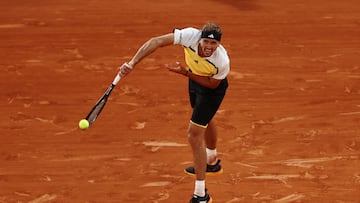 Alexander Zverev saca durante su partido contra Casper Ruud en Roland Garros.