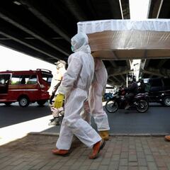 Los negacionistas indonesios son obligados a enterrar a los muertos de COVID-19