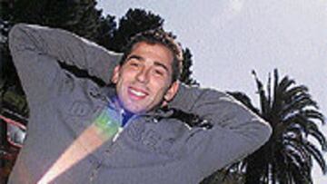 <B>RELAJADO.</b> Después de conseguir dos goles más en su cuenta goleadora, Tamudo se relajó tras la sesión preparatoria en Montjuïc.