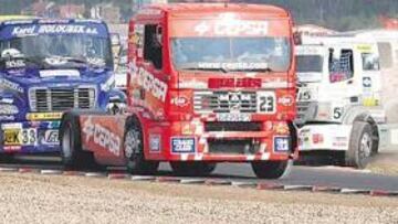 <b>EL MEJOR. </b>Nadie ha sido más rápido que Antonio Albacete durante la temporada 2005. Su camión MAN, en cabeza de este pelotón, estará también mañana en Alcobendas.