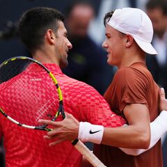Rune hace perderse a Djokovic en la tormenta de los líos