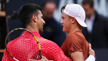 Rune hace perderse a Djokovic en la tormenta de los líos