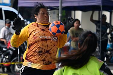 La portera guatemalteca Alma Salazar, de 57 años, detiene un balón durante un partido de fútbol sala de su actual equipo, el KrioKs, en el municipio de El Tejar, en el departamento de Chimaltenango, Guatemala. Salazar, cuyas espectaculares paradas le valieron el apodo de la abuela voladora, juega como guardameta desde los 19 años.