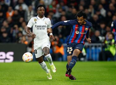 El francés blaugrana Koundé ante Vinicius.