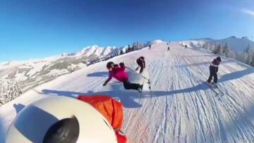 Esquiadora chocando con dos snowboarders