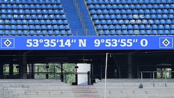 La nueva placa con las coordenadas del estadio que sustituye al reloj del Hamburgo.