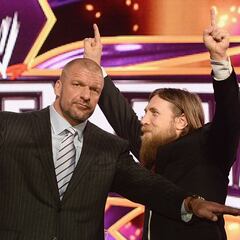 Triple H deja la rivalidad de lado y apoyará a Daniel Bryan
