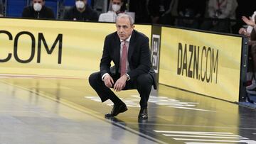 Ettore Messina, entrenador del Armani Milán, durante el partido contra el TD Systems Baskonia de la Euroliga.