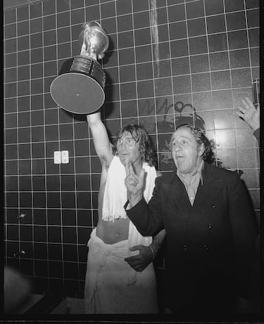 Gatti consiguió seis títulos en toda su carrera. Tres campeonatos de la Liga de Argentina, dos Copas Libertadores de América y una Copa Intercontinental. En la foto, Hugo Gatti y Juan Carlos Lorenzo celebran en el vestuario del estadio Centenario tras ganar la Copa Libertadores de America 1977. 