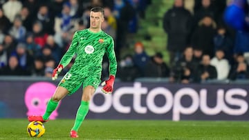 Flick lo escogi¨® para relevar a Ter Stegen bajo los palos. El meta alicantino tuvo buenos partidos, pero poco a poco la sombra de Szczesny se fue haciendo m¨¢s alargada. Un error al llegar tarde a una charla t¨¢ctica, le acab¨® llevando al ostracismo.