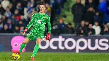 El portero Iñaki Peña golpea el balón durante un partido del Barcelona.