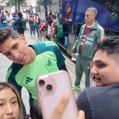 Edson Álvarez, ‘Charly’ Rodríguez y Luis Chávez, los más serviciales con la afición mexicana